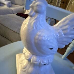 Super cute farmhouse style chicken decor